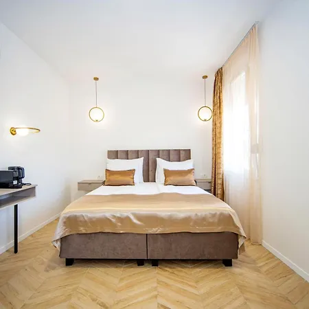 Mariani Luxury In Center Penzion 4*