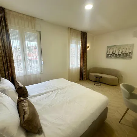 Mariani Luxury In Center Split