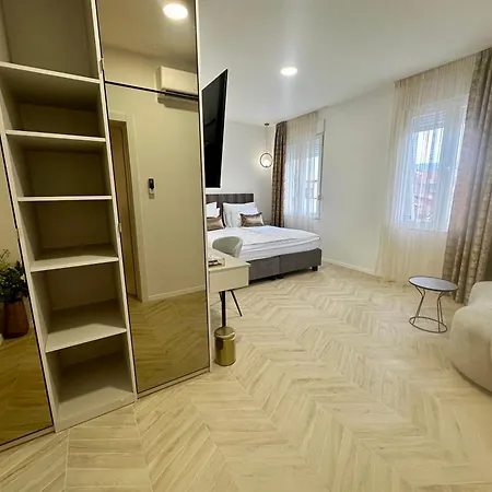 Mariani Luxury In Center Split