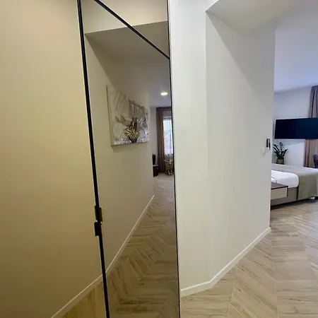 Mariani Luxury In Center Split
