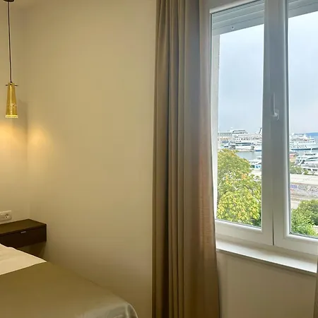 Mariani Luxury In Center Split
